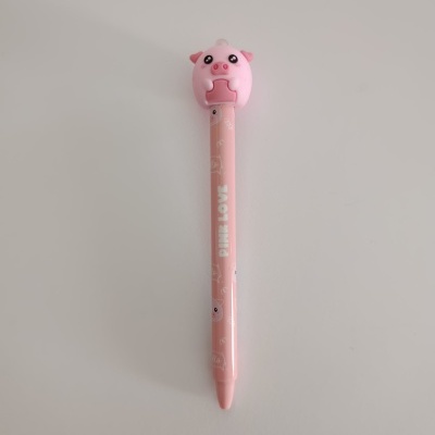 Caneta rosa com tampa em forma de cabeça de porco cor-de-rosa