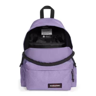 Mochila Eastpak lilás com padrões brancos e etiqueta da marca na frente
