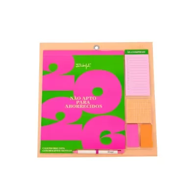 Calendário 2026 verde e rosa com bloco de notas e caneta em suporte bege