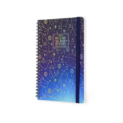 Caderno com capa azul e roxa, constelações douradas e elástico preto