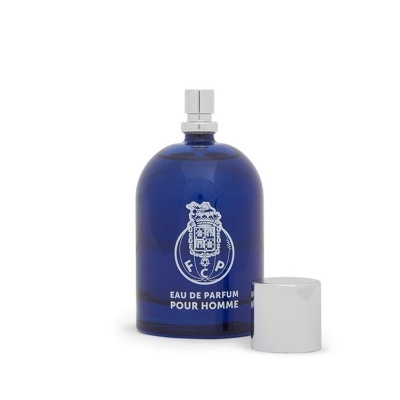Frasco azul de perfume masculino com tampa prateada ao lado