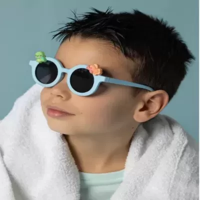 Óculos de sol infantis azuis com bonecos decorações