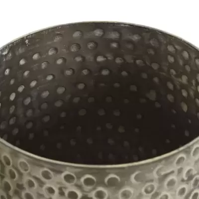 Recipiente cilíndrico metálico cinza escuro com textura pontilhada em relevo