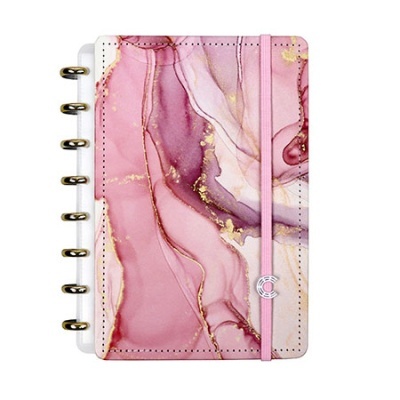 Caderno com capa marmoreada rosa com detalhes dourados e fecho elástico