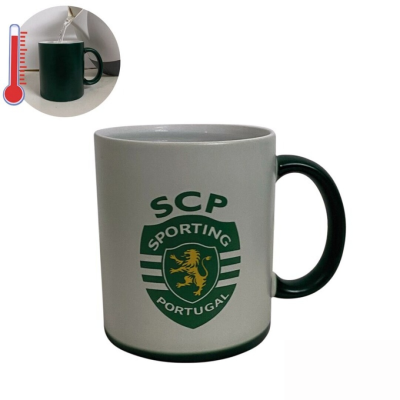 Caneca branca com símbolo Sporting e alça preta, caneca preta com líquido quente