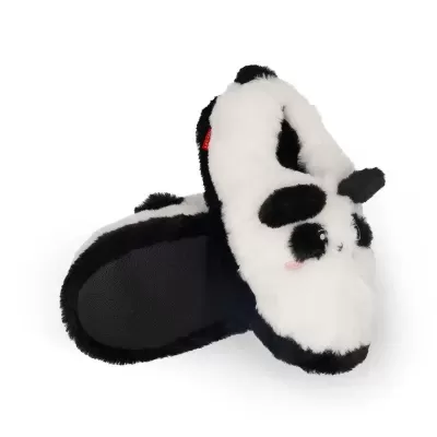 Chinelos felpudos com design de panda em branco e preto.