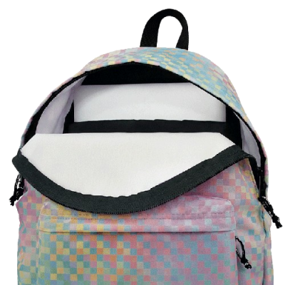 Mochila quadriculada multicolor pastel, interior branco, fecho preto, aberta mostrando compartimentos.