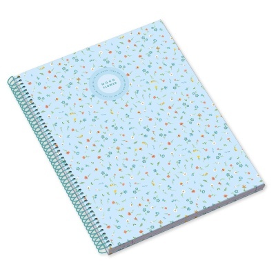 Caderno espiral com capa azul clara e flores pequenas coloridas