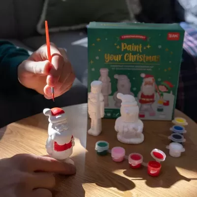 Kit de decoração de Natal para pintar com figuras em gesso e tintas coloridas numa mesa