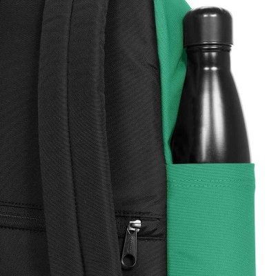 Mochila preta com bolso verde segurando uma garrafa térmica preta