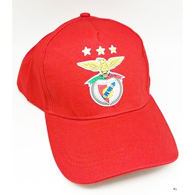 Boné vermelho com emblema e três estrelas brancas
