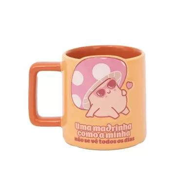 Caneca de cerâmica laranja com ilustração de cogumelo cor-de-rosa e texto em português