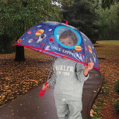 Guarda-chuva infantil azul com tema espacial e visor transparente