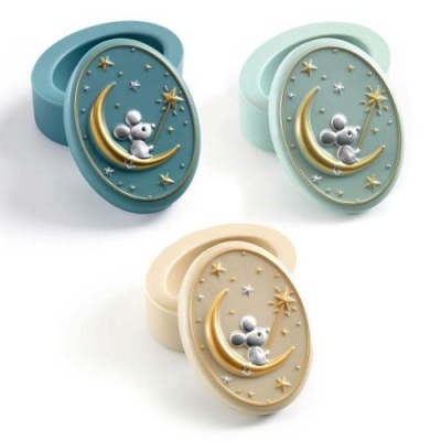 Caixas ovais coloridas com tampa decorada com rato e lua em relevo.