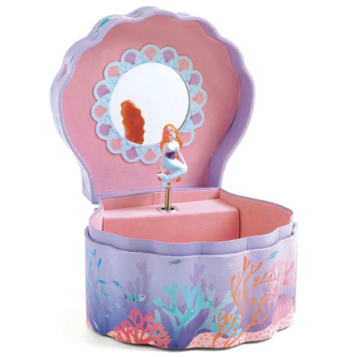 Caixa de música em forma de concha lilás com ilustração de corais e sereia no interior