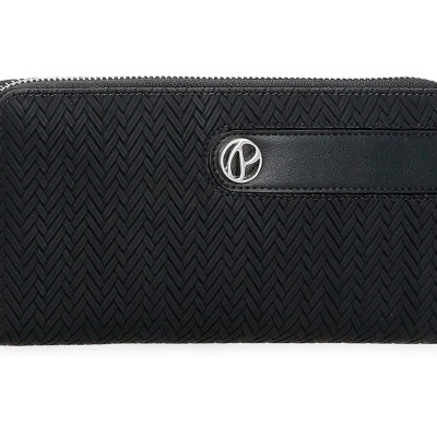 Carteira preta com textura espinha de peixe e fecho prateado