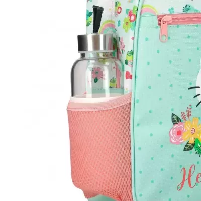 Garrafa de vidro com tampa metálica no bolso lateral de rede cor-de-rosa da mochila azul claro com padrão de pontos verdes e flores