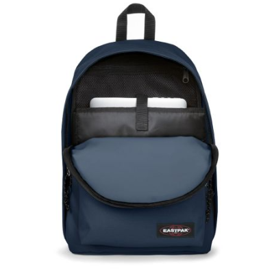 mochila azul escura EASTPAK com bolso frontal e laptop dentro