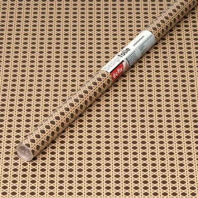 Rolo de tela decorativa com padrão geométrico castanho e bege, com etiqueta