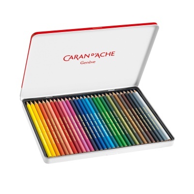 Conjunto de lápis de cor Caran dAche Swisscolor numa caixa metálica branca com tampa aberta
