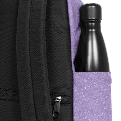Mochila preta com bolso lateral roxo contendo garrafa preta