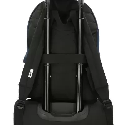 Mochila preta com alças acolchoadas fixada a mala de viagem