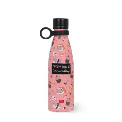 Garrafa com capa rosa e desenhos de gatos e sushi, texto Every Day Is Caturday