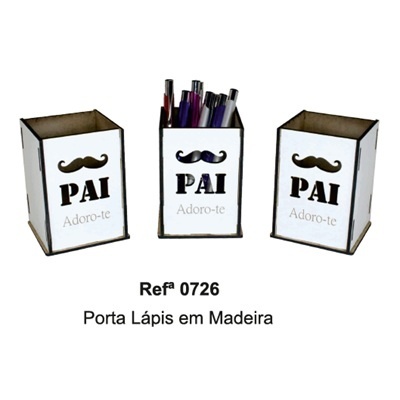Três porta-lápis de madeira com bigode e texto PAI Adoro-te, um com canetas dentro.