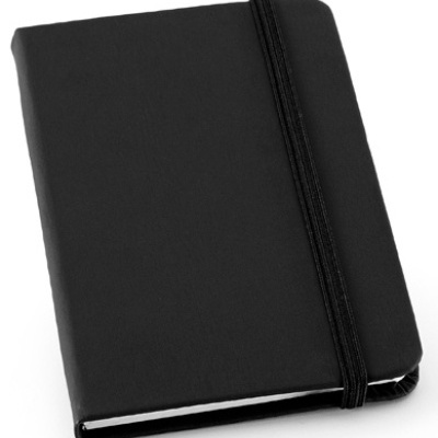 Caderno preto com fecho elástico