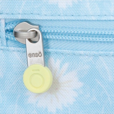 Fecho de correr metálico com puxador amarelo em tecido azul claro com flores brancas
