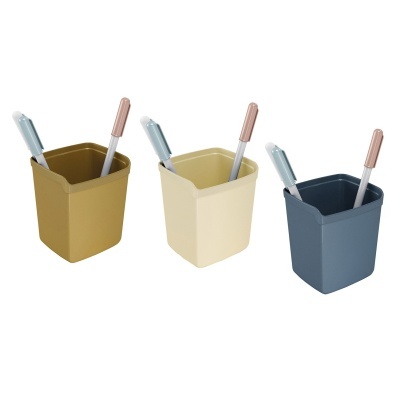 Três copos de plástico em castanho, bege e azul com espátulas coloridas dentro, fundo branco.