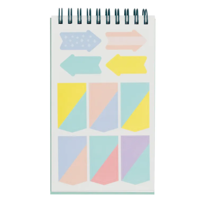 Bloco de notas com autocolantes coloridos em formas de setas e retângulos