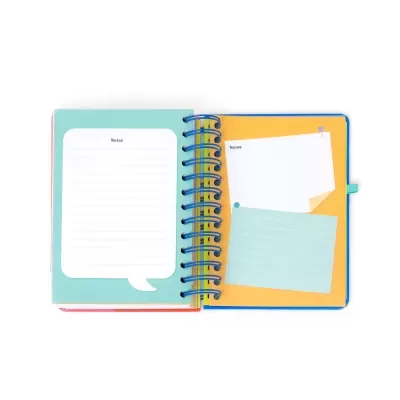 Caderno aberto com folhas coloridas para notas