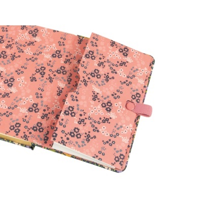 Agenda aberta com padrão floral e fecho cor-de-rosa