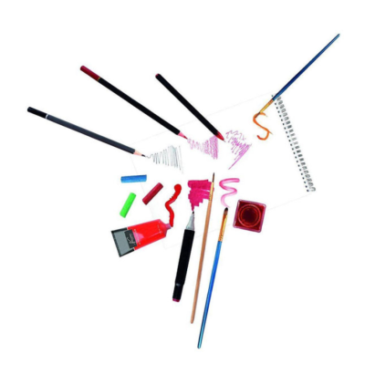 Materiais de arte variados sobre fundo branco, incluindo lápis, pincéis, tubos de tinta, giz e papel com desenhos