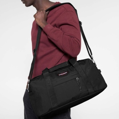 Mala desportiva preta EASTPAK em tecido resistente com alça ajustável e bolso frontal com fecho.