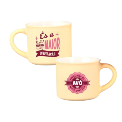 Duas canecas castanhas claras com texto decorativo em português