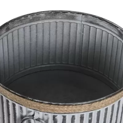 Recipiente metálico cinza com textura canelada e duas alças