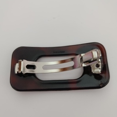 presilha de cabelo retangular castanho escuro com fecho metálico prateado