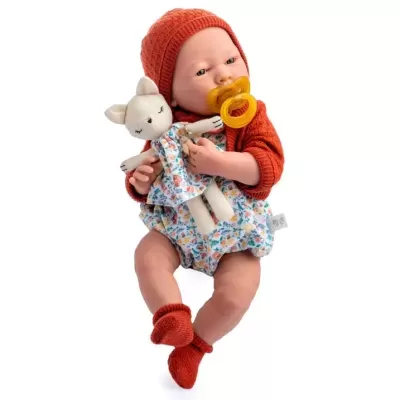 Boneca bebé com roupa colorida e chupeta a segurar boneca de pano