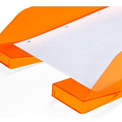 Suporte organizador de secretária em plástico laranja translúcido com papel quadriculado branco.