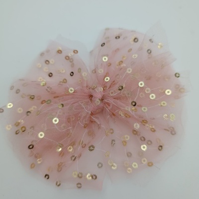 Acessório para cabelo em tule cor-de-rosa com lantejoulas douradas
