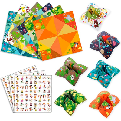 Jogos de dobra de papel coloridos com padrões de animais e formas geométricas e folhas de adesivos sobre fundo branco