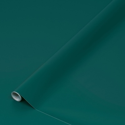 Rolo de papel de vinil verde escuro com textura lisa e acabamento mate desenrolado