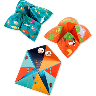 Brinquedos de papel dobrado coloridos com estampas de peixes, animais selvagens e insetos
