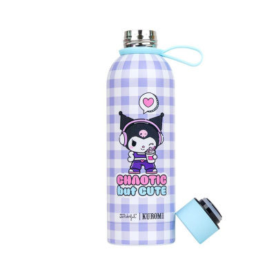 Garrafa de alumínio com padrão xadrez lilás e branco e personagem Kuromi com texto
