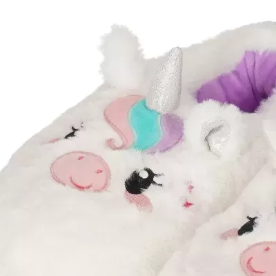 Pantufas de unicórnio felpudas brancas com interior lilás.