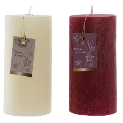 Duas velas pilar, uma branca e outra vermelha, com etiqueta 'Pillar Candle'