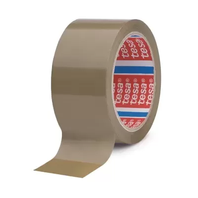 Rolo de fita adesiva castanha com interior estampado 'tesa' num fundo branco