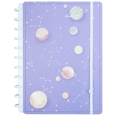 Caderno lilás com design de planetas e constelações e fecho elástico branco